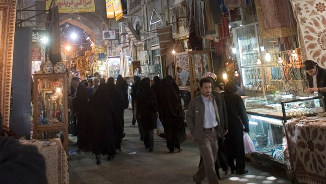 Menschen in einem Souk in Isfahan