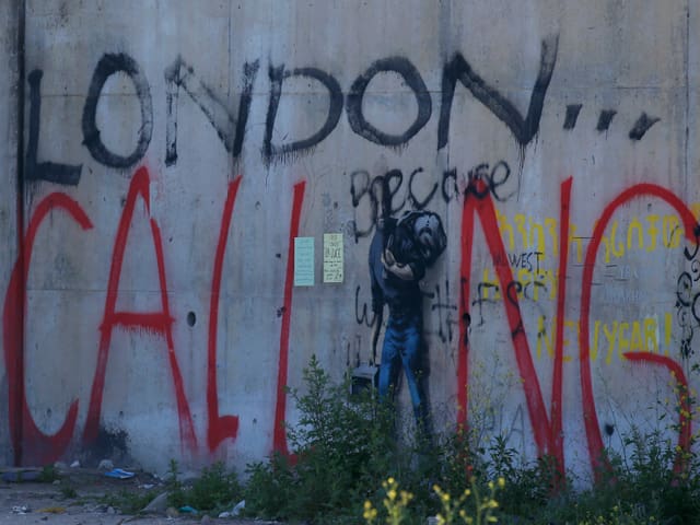 Die Wunschdestination beherrscht auch die Mauern in Calais.