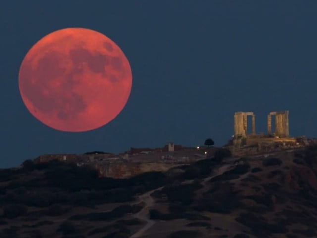 Roter Mondaufgang über der Akropolis in Athen.