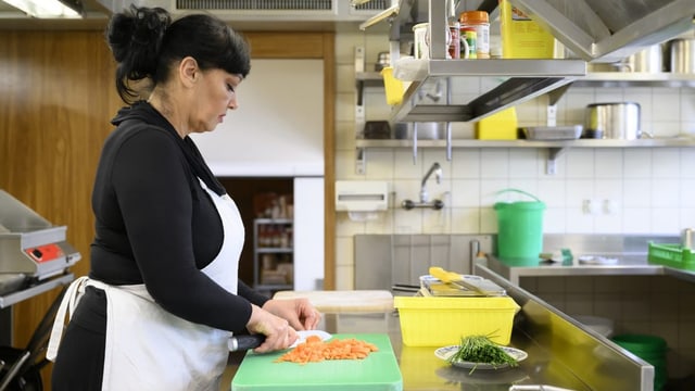 Ukrainerin Slha Hymko in der Küche eines Restaurants (Archiv).