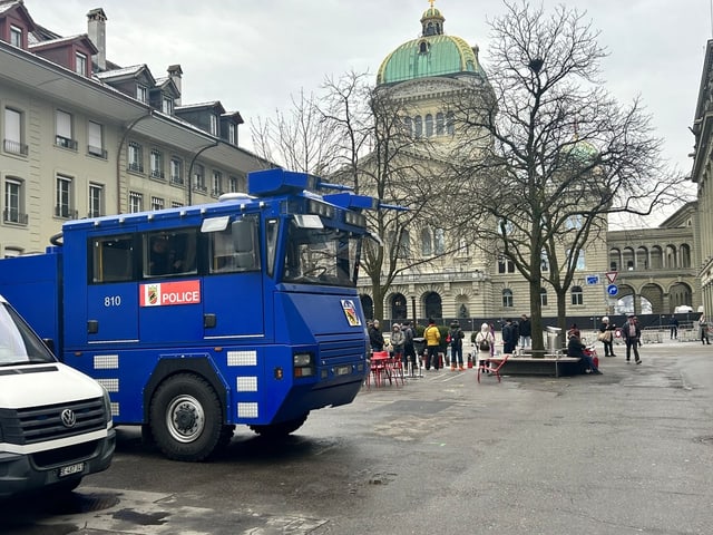 Wasserwerfer steht in der Nähe des Bundesplatzes