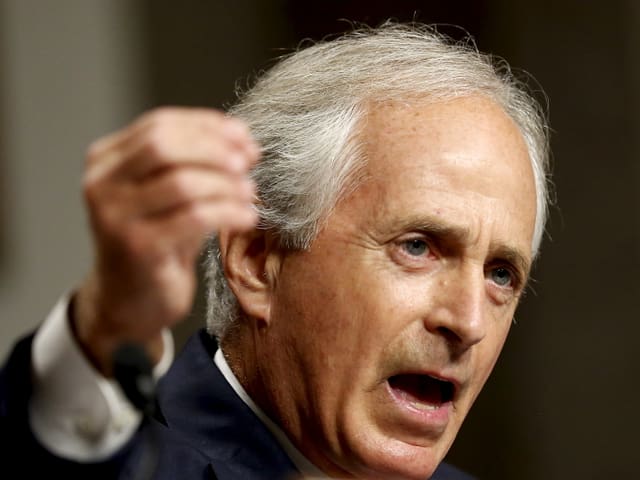 Bob Corker hält eine Rede