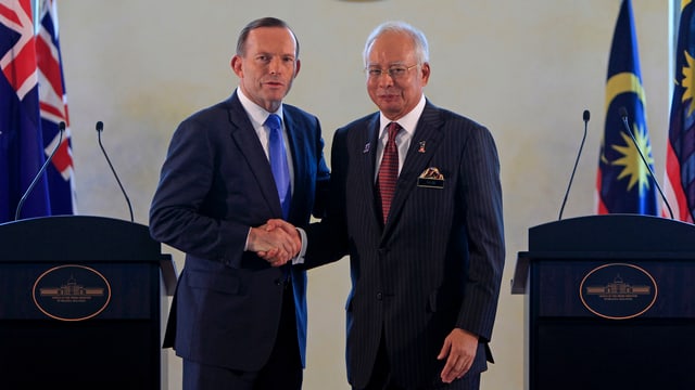 Australiens Ministerpräsident Abbott und sein malaysischer Amtskollege Razak schütteln sich die Hände.