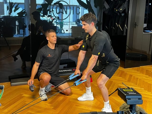 Zwei Männer beim Sporttraining.