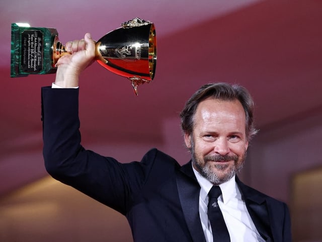 Sarsgaard mit Pokal.