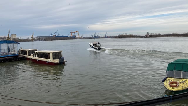 Polizeiboot neben anderen Booten.