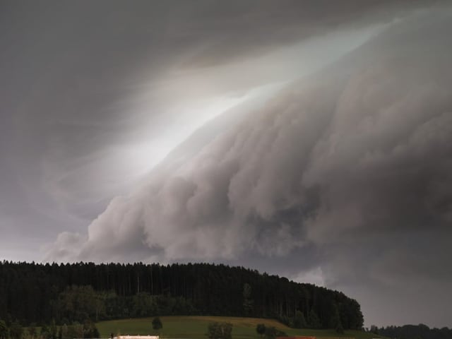 Die Superzelle über einem Wald.