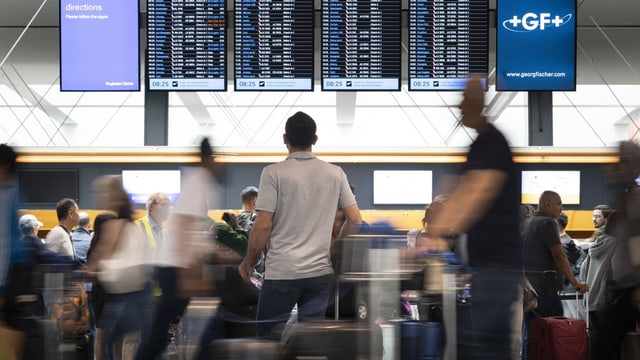 Menschenmassen am Flughafen Zürich