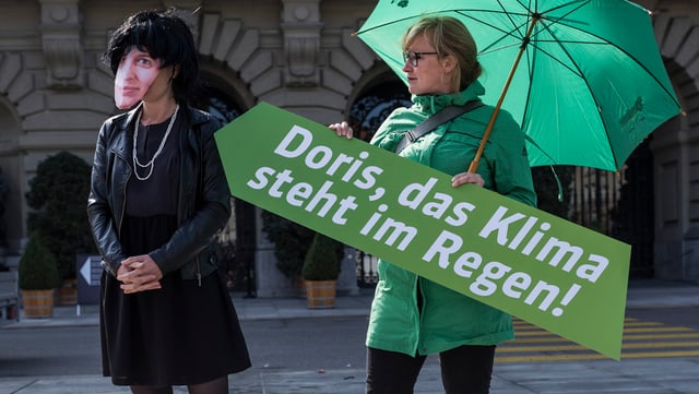 Jemand mit einer Leuthard-Maske bei einer Grünen-Aktion auf dem Bundesplatz 2014.