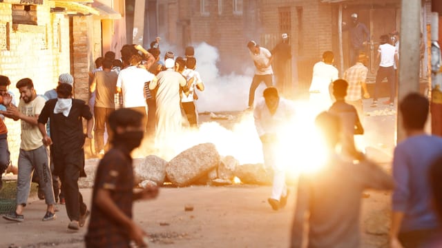 Feuer und Steine auf den Strassen Kaschmirs