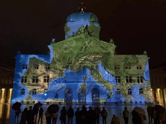 Projektion: Kameraflug vom Mond zurück zur Erde.