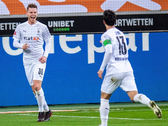 Nico Elvedi of Gladbach celebrates his goal