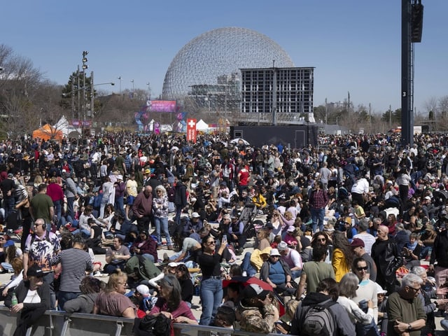 Menschen versammeln sich in Montreal, um die Sonnenfinsternis zu bestaunen