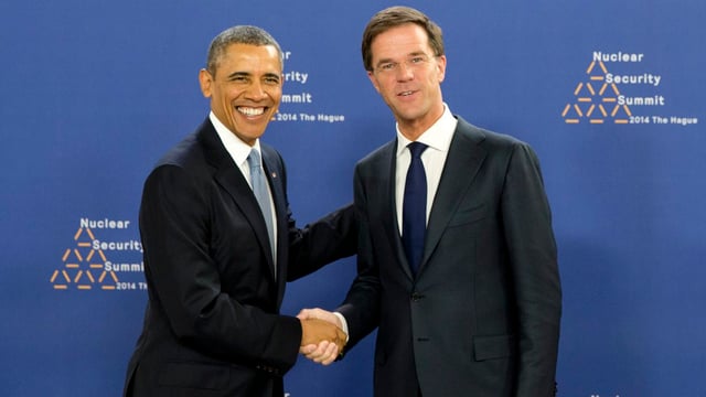 Barack Obama schüttelt Mark Rutte die Hand.