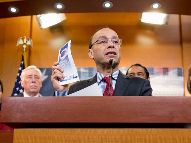 Luis Gutiérrez an einem Rednerpult.