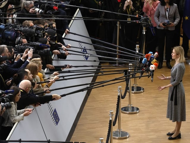 Dutzende Journalisten strecken Kaja Kallas das Mikrophon hin.