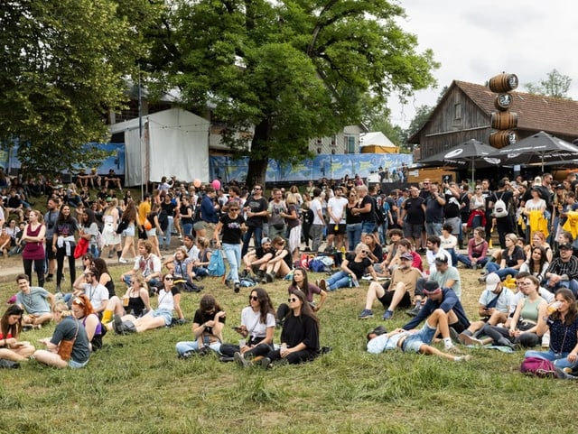 Viele Menschen chillen am Openair St. Gallen in der Wiese