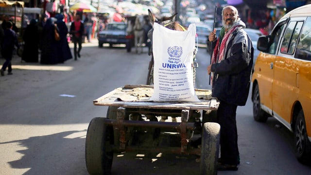 Mann mit UNRWA-Hilfsgüter