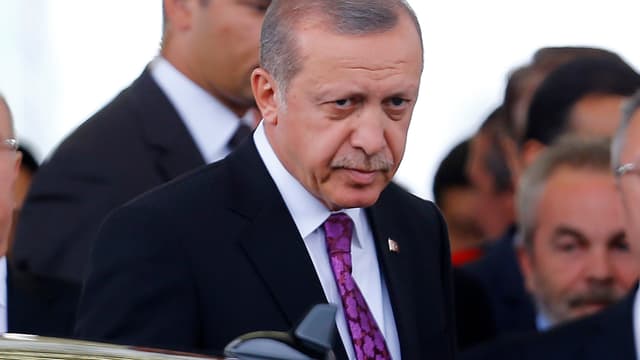 Erdogan umringt von weiteren Menschen.