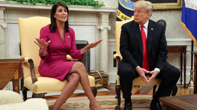 Haley und Trump sitzen nebeneinander, Haley spricht, Trump schaut zur Seite und hört zu.