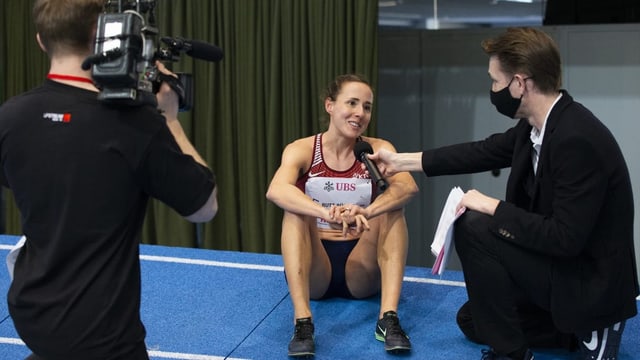 Auf dem Bild wird Selina Rutz Büchel interviewt.