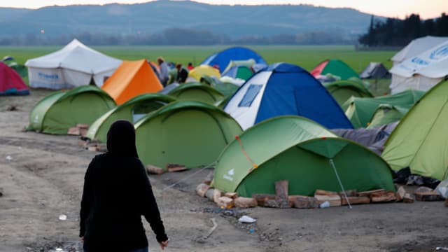 Frau vor Zelten eines provisorischen Flüchtlingscamps an der griechischen Grenze zu Mazedonien