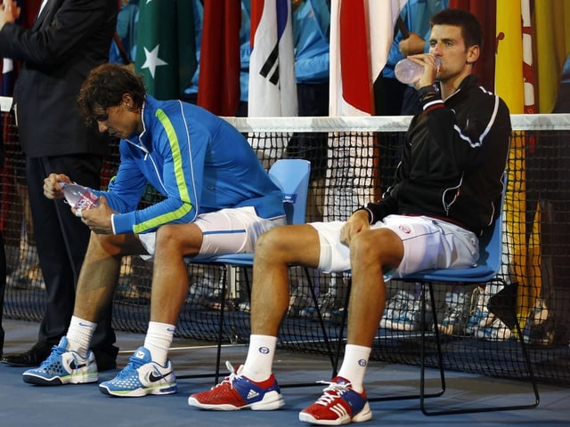 Rafael Nadal und Novak Djokovic nach dem Final der Australian Open 2012.