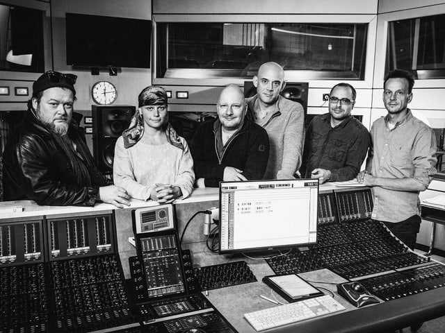 V.l.n.r.: Martin Engler (Glut), Annette Strasser (Isabella), Holger Kunkel (Albert Hess), Robert Dölle (Zeller), Lukas Holliger (Autor), Mark Ginzler (Regie).