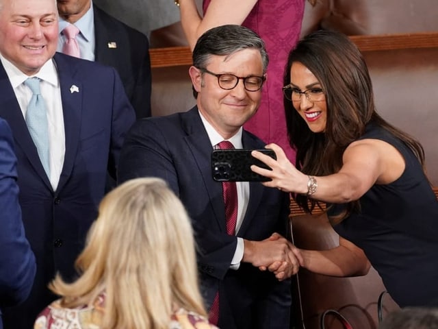 Lauren Boebert macht ein Selfie mit Mike Johnson, dem neu gewählten Sprecher des US-Repräsentantenhauses. 