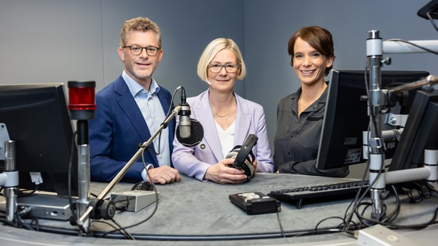 Drei Personen in einem Radiostudio