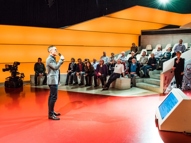 Matthias Hüppi erzählt im Sportstudio von seiner Arbeit.