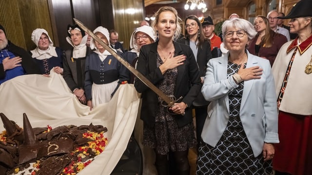 Bundesrätin Baume-Schneider und die Genfer Regierungsrätin Delphine Bachmann, singen im Bundeshaus die Hymne von Genf