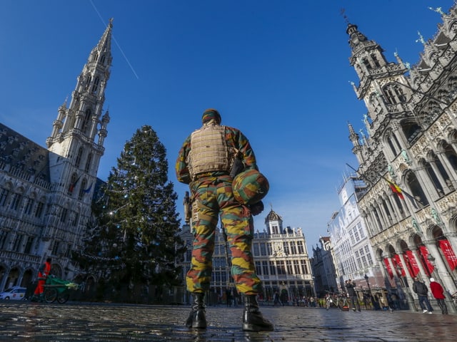 Soldat von hianten auf dem Grande Place in Brüssel, links und rechts historische Gebäude.