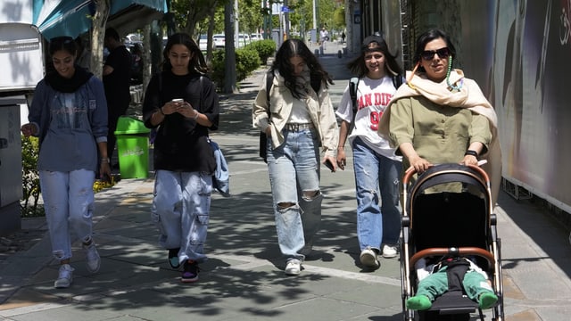 Gruppe von Frauen in Teheran unterschiedlichen Alters, die auf einem Trottoir gehen, keine trägt Kopftuch.