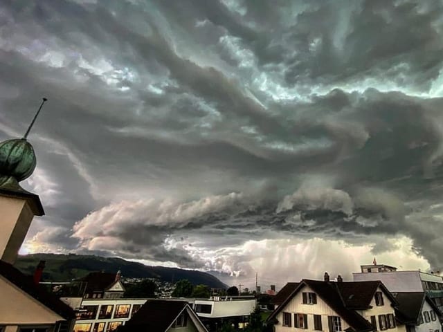 Die Superzelle über einem Dorf.