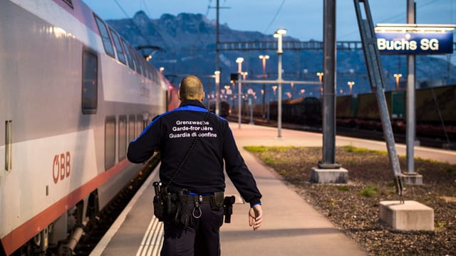 Ein Grenzwächter am Bahnhof Buchs.