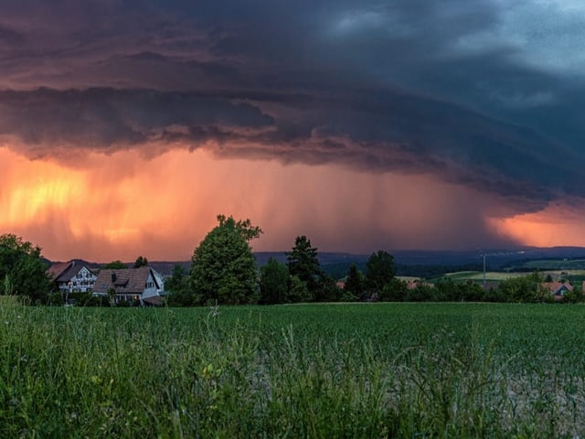 Gewitter aus der Ferne über Landschaft.