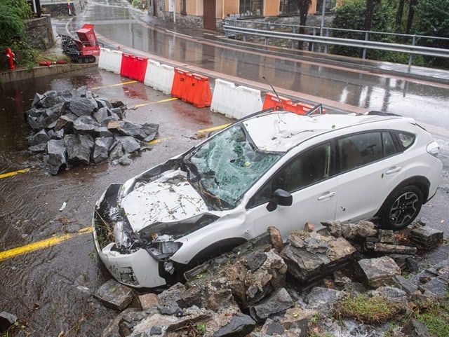 Auto von Steinschlag beschädigt