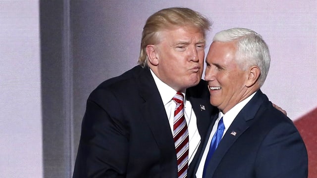 Donald Trump küsst Mike Pence.