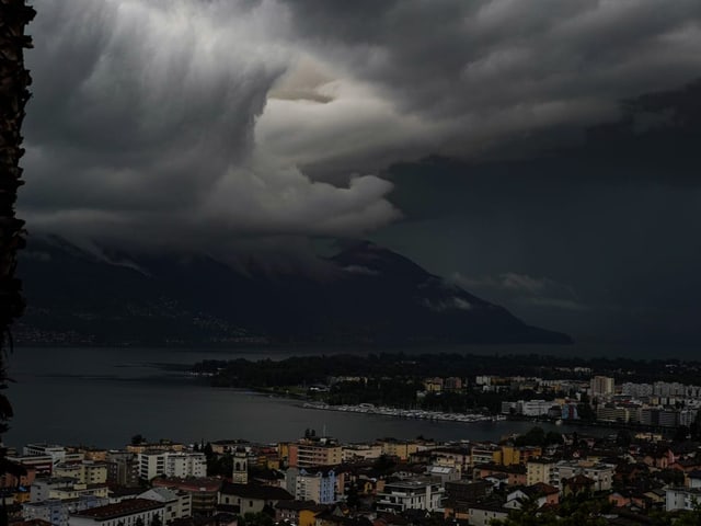 Mit Blick auf Minusio, Muralto und Locarno. Dunkler Himmel wegen Wolken und Regen