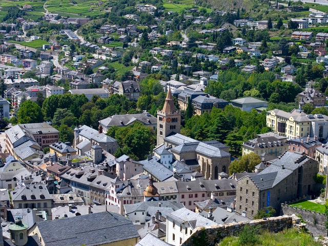 Luftaufnahme der Kathedrale von Sitten.