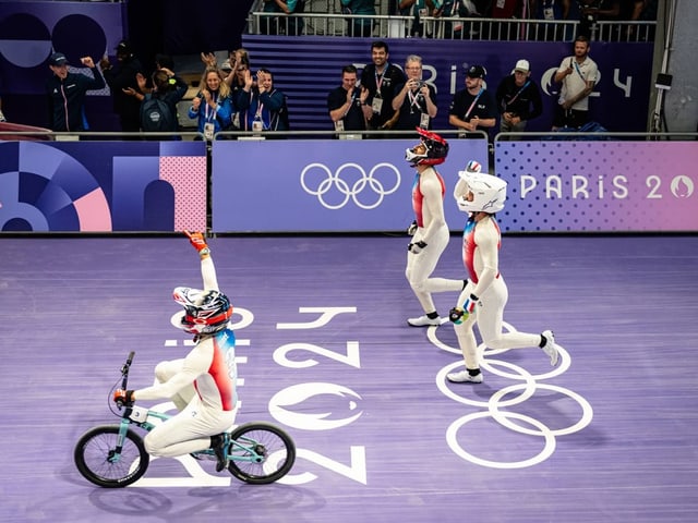 BMX-Fahrer feiern bei den Olympischen Spielen 2024 in Paris.