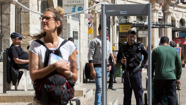 Sicherheitskontrolle mit Metalldetektor am Eingang der Jerusalemer Altstadt.