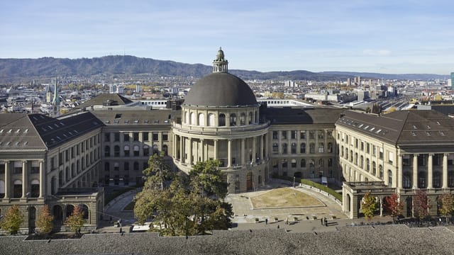 Blick auf die ETH Zürich von aussen.