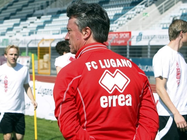 Trainer im FC Lugano Trainingsanzug auf dem Fussballplatz.