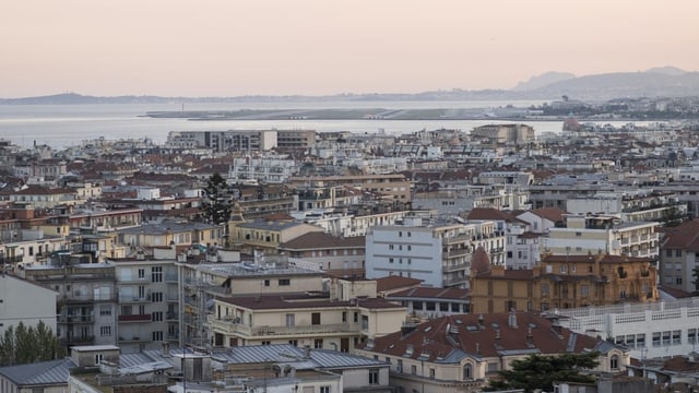 Ein Blick aufs Meer über die Häuser von Nizza