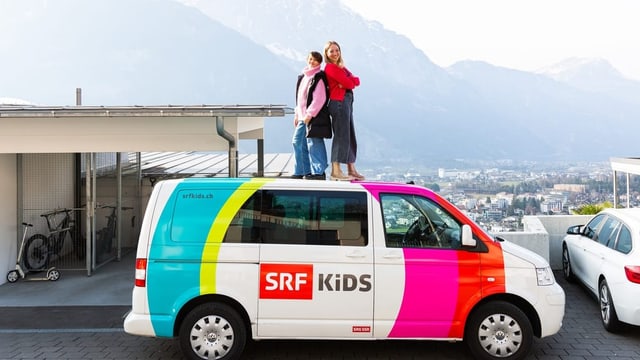 Kinderreporterin und Anna Zöllig auf Bus