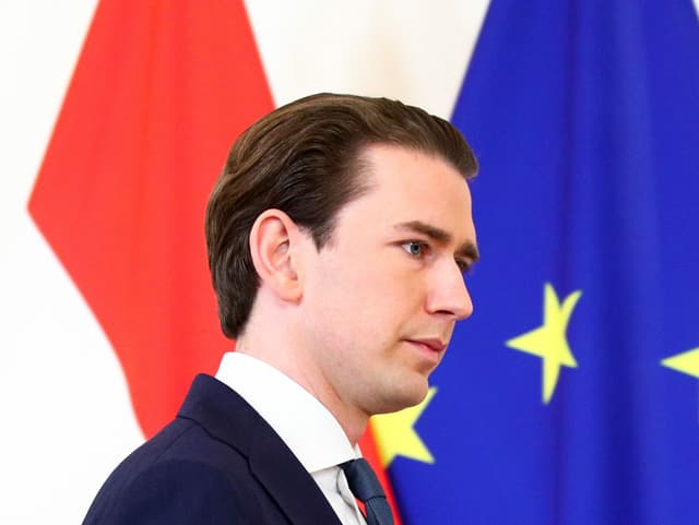 Kurz im Brustbild von der Seite mit nachdenklicher Miene.