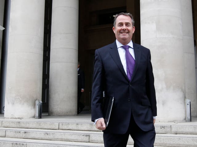 Liam Fox Treppen nach unten steigend.