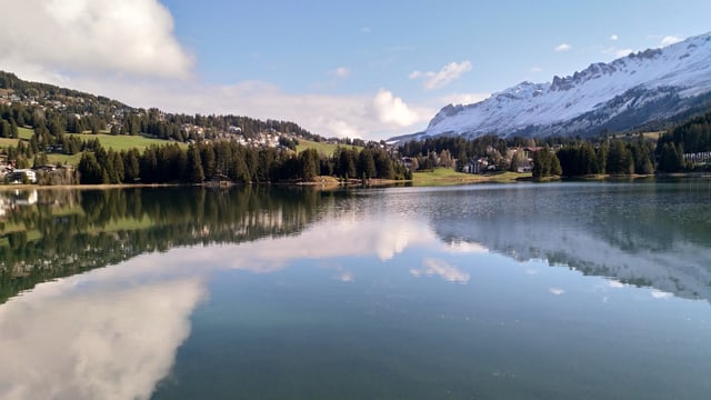 See und Berge und Wälder. Schönes Wetter, ruhiges Wasser.